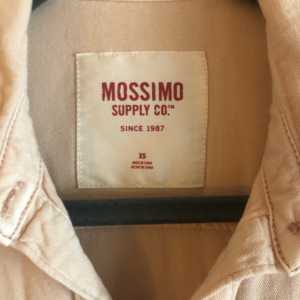 ⭐️ Mossimo Button Up - Picture 2 of 3